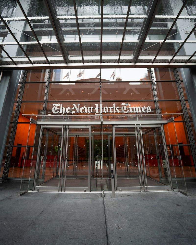 Brújula Media Studio 12